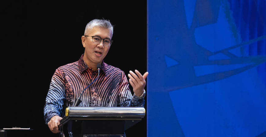 Minister of Investment, Trade and Industry, Tengku Datuk Seri Zafrul Abdul Aziz, delivers the keynote address at PRAXIS 2025 today. – BERNAMA