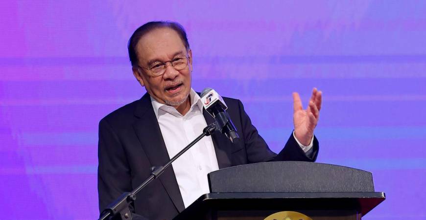 Anwar addressing civil servants at the monthly assembly of the Prime Minister’s Department. – Bernamapic