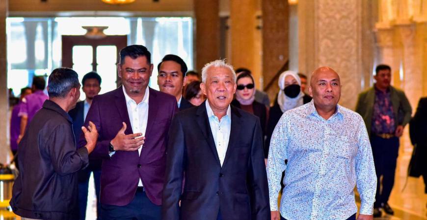 Ahli Parlimen Kinabatangan, Datuk Seri Bung Moktar Radin dan isterinya, Datin Seri Zizie Izette Abdul Samad hadir di Istana Kehakiman Putrajaya bagi menyemak keputusan untuk memerintahkan mereka membela diri terhadap tiga pertuduhan rasuah berjumlah RM2.8 juta hari ini. - fotoBERNAMA