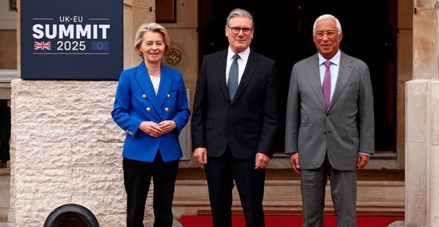 Britain’s Prime Minister Keir Starmer poses with European Commission President Ursula von der Leyen and European Council President Antonio Costa as they arrive to attend the UK-EU Summit at Lancaster House in London on May 19, 2025. HENRY NICHOLLS/Pool via REUTERS