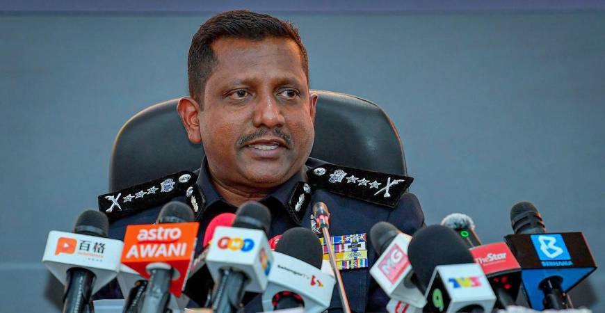 Ketua Polis Selangor Datuk Hussein Omar Khan ketika sidang media Laporan Siasatan Punca Kejadian Kebocoran dan Kebakaran Talian Paip Gas di Putra Height, Subang Jaya 1 April lalu di Bangunan Setiausaha Kerajaan Negeri Selangor hari ini. - fotoBERNAMA