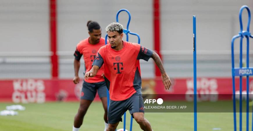 Bayern Munich's Colombian forward #14 Luis Diaz and Bayern Munich's German forward #07 Serge Gnabry attend a training session at their training ground in Munich, southern Germany, on July 31, 2025. - AFPPIX