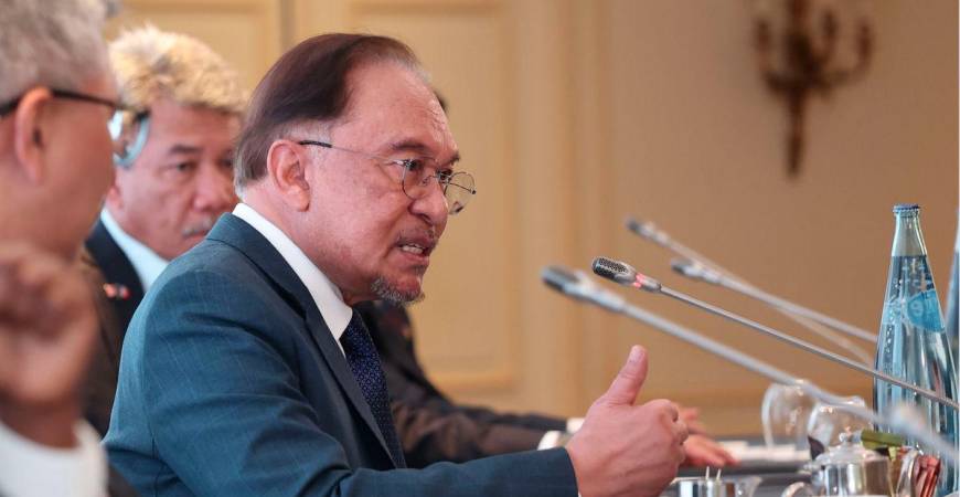 Perdana Menteri Datuk Seri Anwar Ibrahim bercakap semasa menghadiri Mesyuarat Meja Bulat bersama pemain industri Perancis di sini, hari ini. - fotoBERNAMA