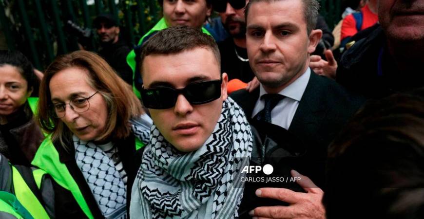 Member of the band Kneecap Liam O'Hanna who performs under the stage name Mo Chara, leaves Woolwich Crown Court in south east London on September 26, 2025. - AFP