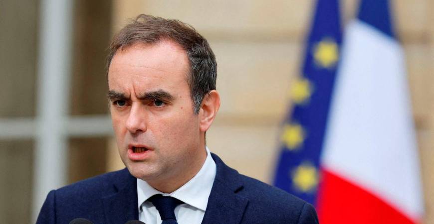 French outgoing Prime Minister Sebastien Lecornu gives a statement on the sidelines of his talks with political parties’ leaders in a bid to form a coalition government, able to pass an austerity budget through parliament, at the Hotel Matignon in Paris on October 8, 2025. (Photo by Stephanie Lecocq / POOL / AFP)