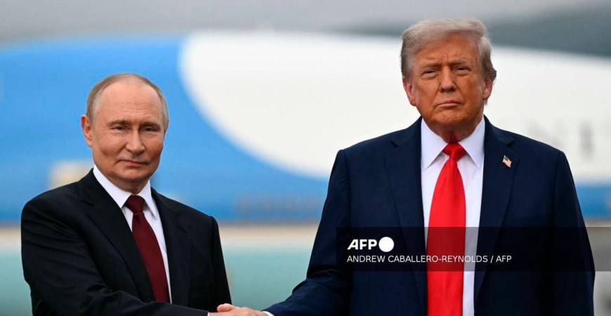 Russian President Vladimir Putin and US President Donald Trump- (Photo by ANDREW CABALLERO-REYNOLDS / AFP)