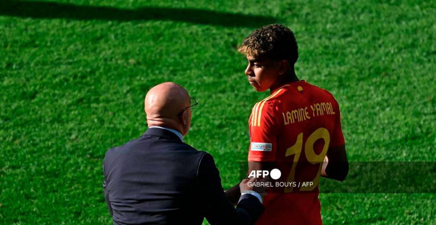 Spain's head coach Luis de la Fuente speaks with Spain's forward #19 Lamine Yamal during the UEFA Euro 2024 Group B football match between Spain and Croatia at the Olympiastadion in Berlin on June 15, 2024. - AFP