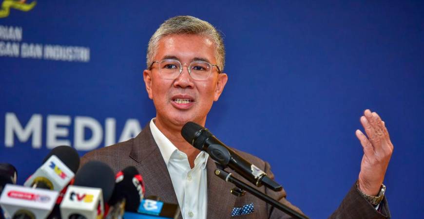 Menteri Pelaburan, Perdagangan dan Industri, Tengku Datuk Seri Zafrul Abdul Aziz bercakap pada sidang akhbar berkaitan tarif oleh Amerika Syarikat (AS) di Menara MITI hari ini. - fotoBERNAMA