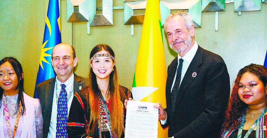 ASEAN youth delegates hand over Langkawi declaration to COP30 President Andre Correa do Lago during AMME2025.