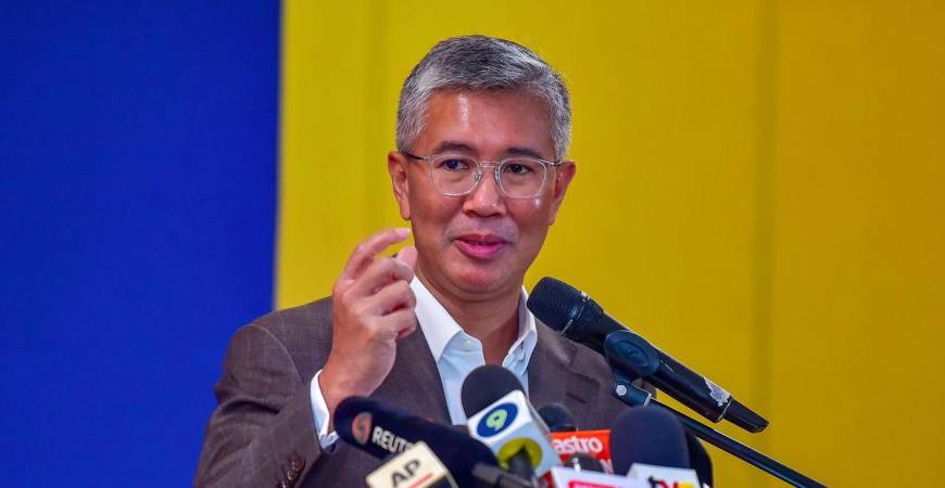 Menteri Pelaburan, Perdagangan dan Industri, Tengku Datuk Seri Zafrul Abdul Aziz bercakap pada sidang akhbar berkaitan tarif oleh Amerika Syarikat (AS) di Menara MITI hari ini. - fotoBERNAMA