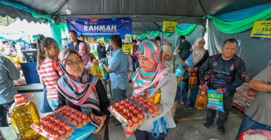 Shoppers at a Rahmah sales event purchasing essential goods under the government aid scheme. – AMIRUL SYAFIQ/THESUN
