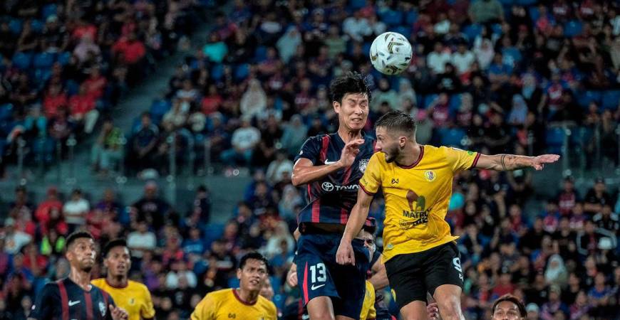 Pemain JDT Park Juenhong (dua, kanan) melepaskan tandukan sambil dihalang pemain Negeri Sembilan FC Jovan Motika (kanan) pada saingan Liga Super Malaysia 2025/2026 di Stadium Sultan Ibrahim hari ini. - fotoBERNAMA