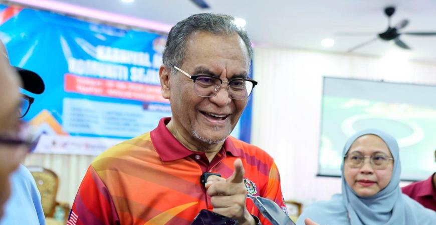 Menteri Kesihatan, Datuk Seri Dr Dzulkefly Ahmad ketika ditemui media selepas Karnival Minda Sihat, Komuniti Sejahtera DUN Paroi di Masjid Kariah Taman Bandar Senawang hari ini. fotoBERNAMA