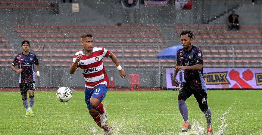 Pemain KL City FC, Safawi Rasid (kiri) mengawal bola sambil cuba diasak pemain Terengganu FC Akram Mahinan pada perlawanan saingan Liga Super Malaysia 2025/2026 di Stadium Bola Sepak Kuala Lumpur Cheras hari ini. - fotoBERNAMA