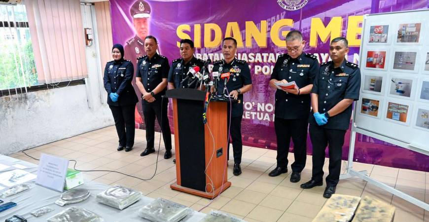 Timbalan Ketua Polis Perak DCP Mohammad Azlin Sadar ketika sidang media Ops Tapis Khas Jabatan Siasatan Jenayah Narkotik Perak di Kompleks Latihan Sukan, Ibu Pejabat Polis Kontinjen (IPK) Perak, Pasir Puteh hari ini. - fotoBERNAMA