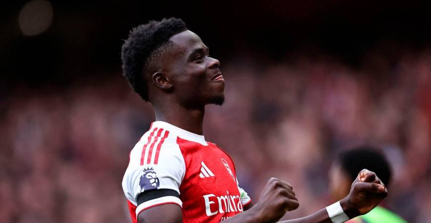 Bukayo Saka celebrates after scoring their second goal from the penalty spot during the English Premier League football match between Arsenal and West Ham United at the Emirates Stadium in London on October 4, 2025. (Photo by HENRY NICHOLLS / AFP)