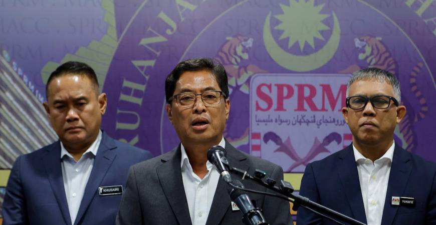 Ketua Pesuruhjaya Suruhanjaya Pencegahan Rasuah Malaysia (SPRM) Tan Sri Azam Baki bercakap pada sidang media mengenai perkembangan terkini beberapa kes rasuah profil tinggi termasuk membabitkan bekas Perdana Menteri, Datuk Seri Ismail Sabri Yaakob di ibu pejabat SPRM hari ini.