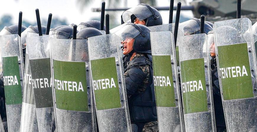 Anggota Angkatan Tentera Malaysia mengawal situasi tegang dalam simulasi demonstrasi Eksesais Perisai Bandar di padang kawad Rejimen Kedua Kor Armor Diraja, Kem Sunggala, hari ini- THESUNFOTO