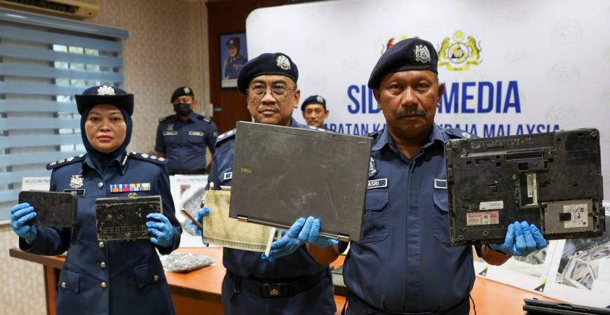 Pengarah Jabatan Kastam Diraja Malaysia (JKDM) Pahang Mohd Asri Seman (kanan) menunjukkan sebahagian barangan yang dirampas oleh JKDM Pahang pada sidang media di Pejabat JKDM Bentong, hari ini - BERNAMA
