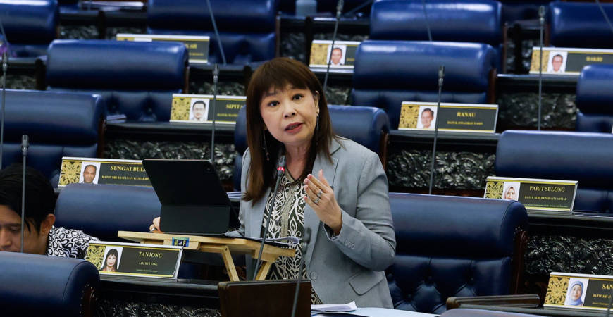 Deputy Finance Minister and Member of Parliament for Tanjong, Lim Hui Ying, during the oral question-and-answer session at the Second Meeting of the Fourth Session of the 15th Parliament in the Dewan Rakyat at the Parliament Building today. – BERNAMA