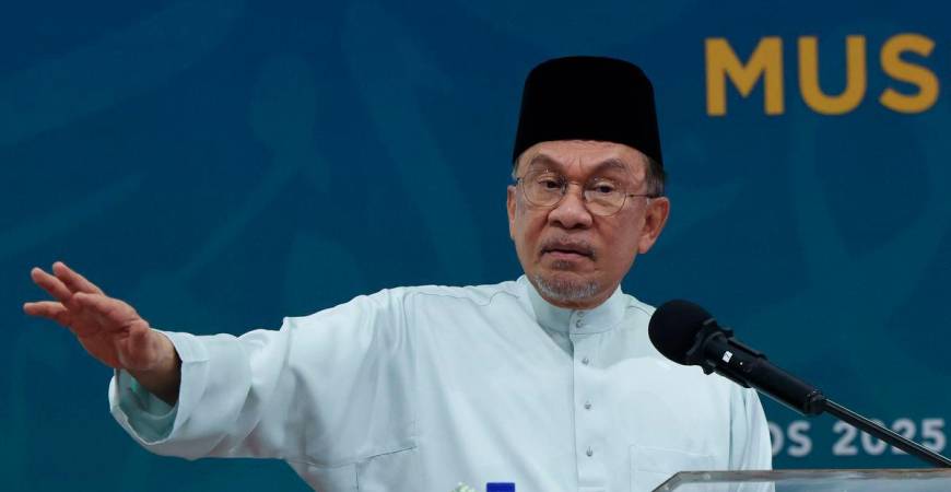 Perdana Menteri Datuk Seri Anwar Ibrahim ketika berucap pada Majlis Pelancaran Al-Quran beserta Terjemahan Bahasa ke-30 (Bahasa Rusia), Mushaf Al-Ummah serta Kontena Penghantaran Al-Quran ke Perancis di Kompleks Percetakan Al-Quran, Kompleks Nasyrul Quran, Presint 14 hari ini - BERNAMA