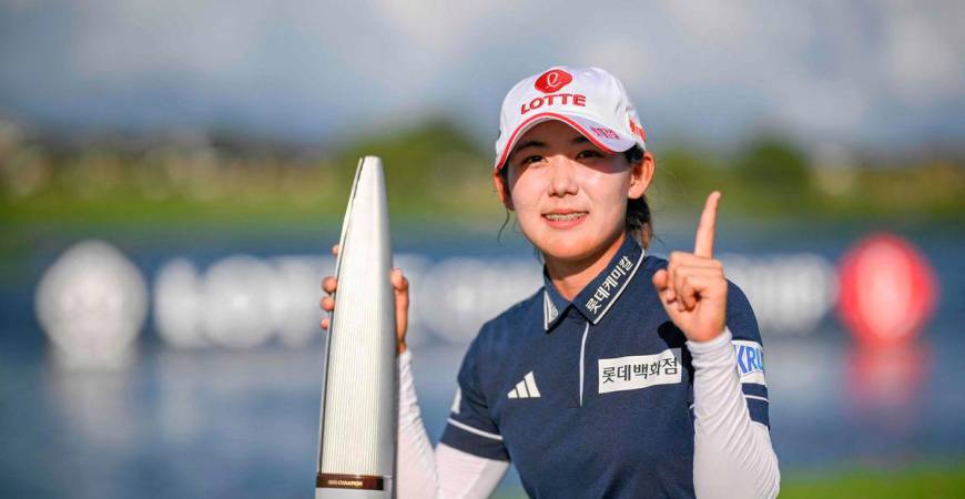 Youmin Hwang of South Korea poses with the winners trophy following her victory in the final round of the LOTTE Championship presented by Hoakalei 2025 at Hoakalei Country Club on October 04, 2025. (Photo by Orlando Ramirez / GETTY IMAGES NORTH AMERICA / AFP)