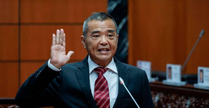 Ahli Jawatankuasa Tertinggi Pusat DAP Datuk Wu Him Ven mengangkat sumpah jawatan sebagai Ahli Dewan Negara (Senator) di hadapan Yang Dipertua Dewan Negara Datuk Awang Bemee Awang Ali Basah di Bangunan Parlimen hari ini-fotoBERNAMA