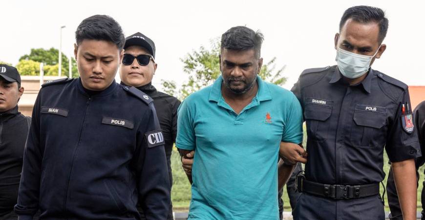 Seorang Ahli Majlis Daerah Kuala Krai mengaku tidak bersalah di Mahkamah Sesyen, di sini, hari ini atas pertuduhan merogol seorang pekerja wanitanya yang berumur 29 tahun. fotoBERNAMA