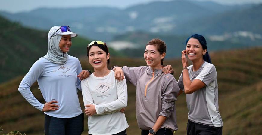 Balqis (right) with other ASICS Malaysia Brand Ambassador and other trail athletes, followed by Yan Law (2nd right), Allison Yee and Emaa Sajew (left) at the Cultra Run 2025