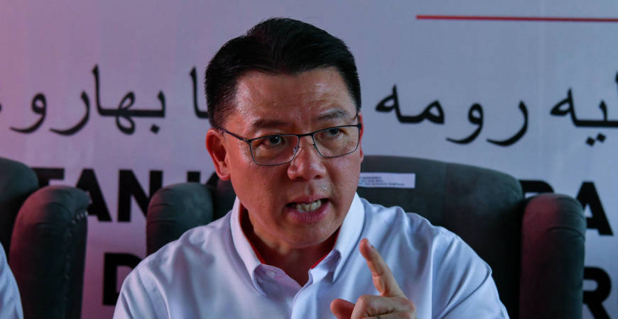Menteri Perumahan dan Kerajaan Tempatan Nga Kor Ming menjawab pertanyaan pemberita pada Program Sentuhan Kasih Kementerian Perumahan dan Kerajaan Tempatan (KPKT) di Kampung Baru Cina hari ini. - Bernama