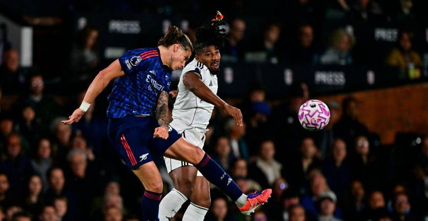 Arsenal’s Italian defender #33 Riccardo Calafiori (L) vies with Fulham’s Spanish midfielder #11 Adama Traore (R) during the English Premier League football match between Fulham and Arsenal at Craven Cottage in London on October 18, 2025. - Ben STANSALL / AFP