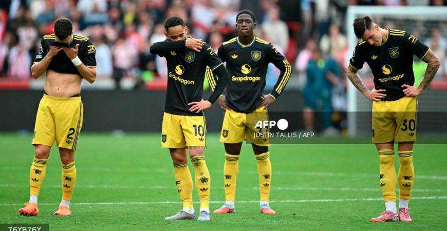 (L-R) Manchester United's Portuguese defender #02 Diogo Dalot, Manchester United's Brazilian striker #10 Matheus Cunha, Manchester United's English midfielder #37 Kobbie Mainoo and Manchester United's Slovenian striker #30 Benjamin Sesko react on the pitch after the English Premier League football match between Brentford and Manchester United at the Gtech Community Stadium in London on September 27, 2025. - AFP