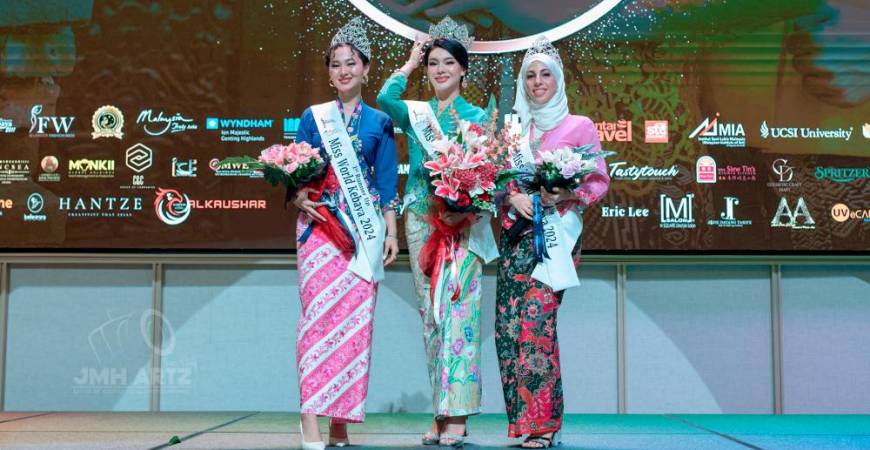 China’s Yao (centre) stuns in light blue, flanked by Kazakhstan’s Kassymova (left) in dark blue and pink, and Syria’s Zainab Alkabbani in soft pink. Together, they embody the beauty, heritage and diversity celebrated at the Miss World Kebaya 2024. – ALL PICS COURTESY OF MMK