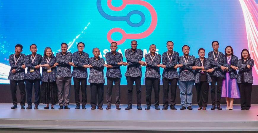 Timbalan Menteri Pembangunan Usahawan dan Koperasi, Datuk Seri R Ramanan (tengah) bergambar bersama wakil delegasi daripada negara-negara ASEAN pada ASEAN SME Forum 2025 dan SME Venture@ASEAN di Pusat Pameran dan Perdagangan Antarabangsa Malaysia (MITEC) hari ini. - fotoBERNAMA