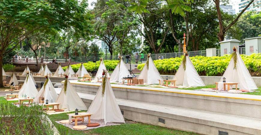 At KLCC Park, guests enjoyed earth-toned picnic setups beneath tipi tents.