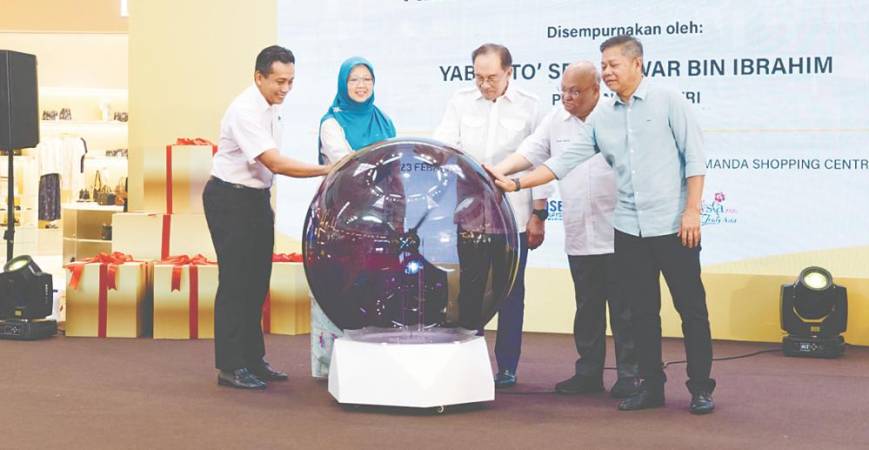 From left: Izwan Hasli, Zaliha, Anwar, Putrajaya Holdings chairman Datuk Kamil Khalid Ariff and Perbadanan Putrajaya president Datuk Fadlun Mak Ujud at the launch.