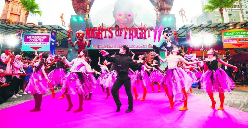 The night begins with a bang as scare actors and performers set the stage for NOF11’s spine-chilling launch at Sunway Lagoon.