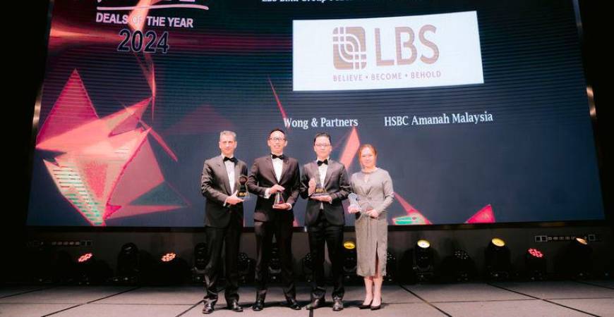 LBS Bina Group’s Deputy Chief Executive Officer, Mr Lucas Lim (second from right), proudly accepted the Malaysia Deal of the Year and Sustainability Deal of the Year at the esteemed Islamic Finance News (IFN) Deals of the Year 2024 Awards, recognizing LBS’s commitment to innovation and sustainability in Islamic finance.