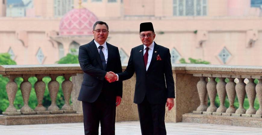 Prime Minister Datuk Seri Anwar Ibrahim (right) shakes hand with President of the Kyrgyz Republic Sadyr Zhaparov during an official welcoming ceremony at the Perdana Putra Complex today. - BERNAMAPIX