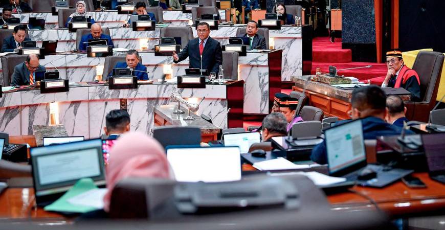 Datuk Amirudin Shari (tengah) ketika sesi penerangan berkaitan laporan kejadian letupan saluran paip gas di Putra Heights pada Mesyuarat Kedua Penggal Ketiga Dewan Undangan Negeri (DUN) Selangor ke-15 Tahun 2025 di Bangunan Dewan Negeri Selangor hari ini. - Bernama