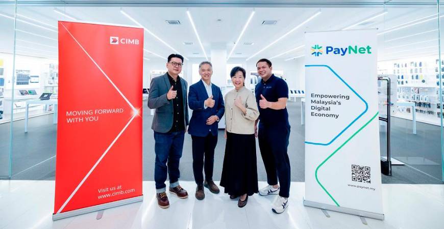 From left: CIMB head of acquiring business Arron Leu Chong Shing, Li, CG Computers marketing communications deputy managing director Peggy Tan and Azrul.