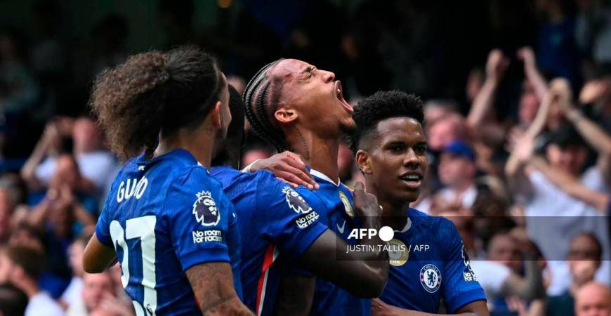 Chelsea's Brazilian striker #20 Joao Pedro (C) celebrates with teammates after scoring the opening goal during the English Premier League football match between Chelsea and Fulham at Stamford Bridge in London on August 30, 2025. - AFP