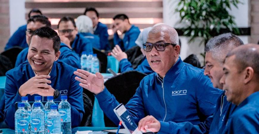Digital Forensics Working Group (KKFD) chairman Wan Zulkifli Wan Jusoh (centre) attends the KKFD meeting in Desaru today. - BERNAMA