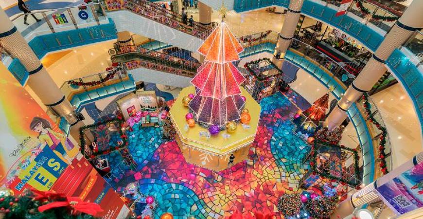 The Blue Concourse in Sunway Pyramid has been splashed with colours fitting the festive season.