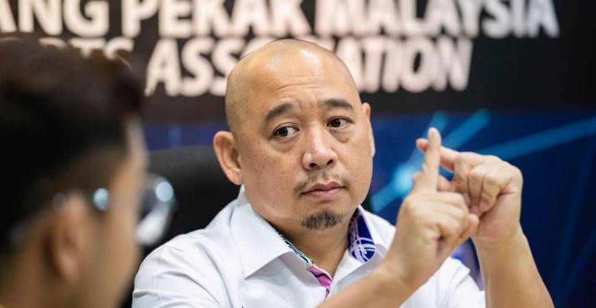 Presiden Persatuan Sukan Orang Pekak Malaysia (MSDeaf), Dr Ong Shin Ruenn, berkomunikasi menggunakan bahasa isyarat pada sidang media berkaitan pengumuman Belanjawan 2026 di Pejabat MSDeaf, hari ini. - BERNAMA