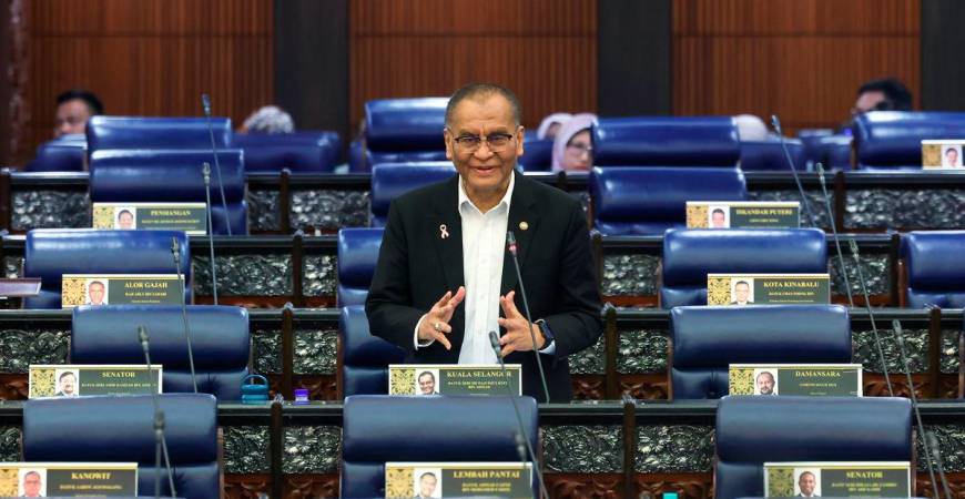 Menteri Kesihatan Datuk Seri D Dzulkefly Ahmad ketika sesi pertanyaan-pertanyaan bagi jawab lisan pada Mesyuarat Ketiga Penggal Ketiga, Majlis Parlimen ke-15 Dewan Rakyat di Bangunan Parlimen hari ini. - BERNAMA