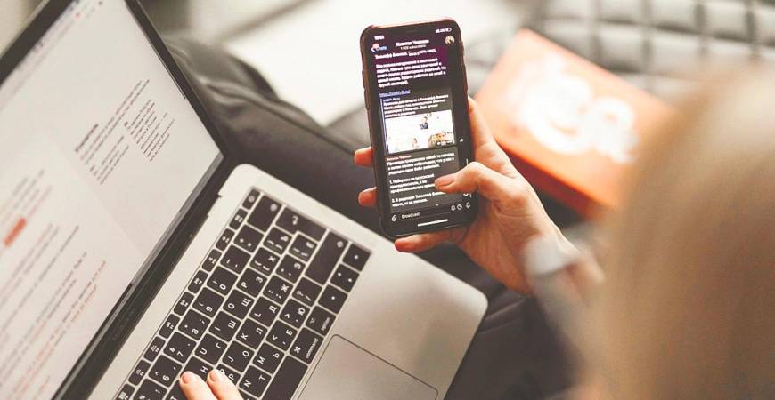 Instead of looking out at the world and engaging with people face to face, we are staring into screens, losing ourselves in curated images and carefully calculated feeds. – PHOTO BY UNSPLASH