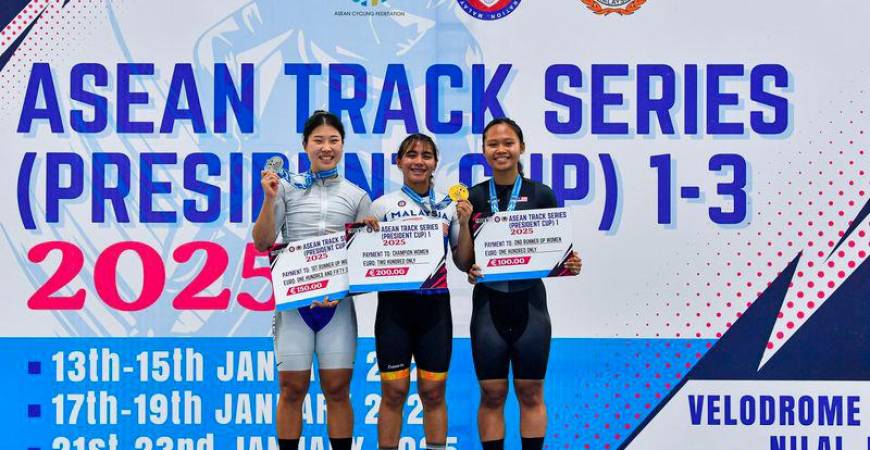 Pemenang pingat Emas dari Malaysia, Nurul Izzah Izzati Mohd Asri (tengah) bergambar di atas podium bersama pemenang pingat Perak dari Korea Haeun Kim (kiri) dan pingat Gangsa dari Malaysia Nur Alyssa Mohd Farid (kanan) pada acara Elite Women’s Sprint pada perlumbaan Siri Trek ASEAN Piala Presiden 1 di Velodrom Nasional Nilai - fotoBERNAMA