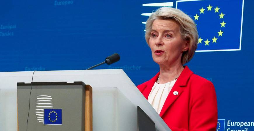 Presiden Suruhanjaya Eropah, Ursula von der Leyen, berucap di sebelah Perdana Menteri Poland, Donald Tusk, dan Presiden Majlis Eropah, Antonio Costa, semasa sidang media pada hari sidang kemuncak pemimpin-pemimpin Kesatuan Eropah di Brussels, Belgium pada 27 Jun 2025. - Reuters