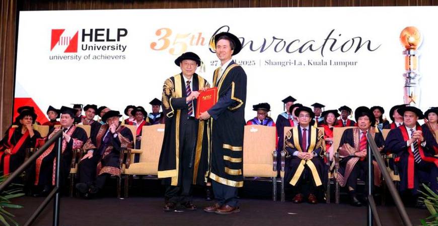 (left)Dr Chan handing over the ‘HELP University Distinguished Humane Entrepreneurship Award’ to Professor Dr Ki-Chan Kim